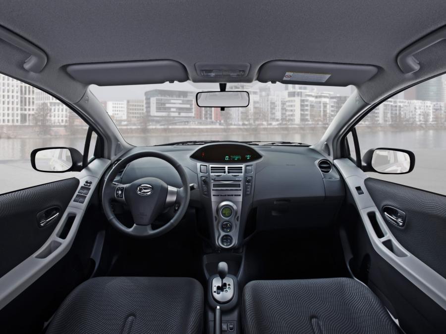  Daihatsu Charade 2011 года  (EU) (фото 7 из 16)
